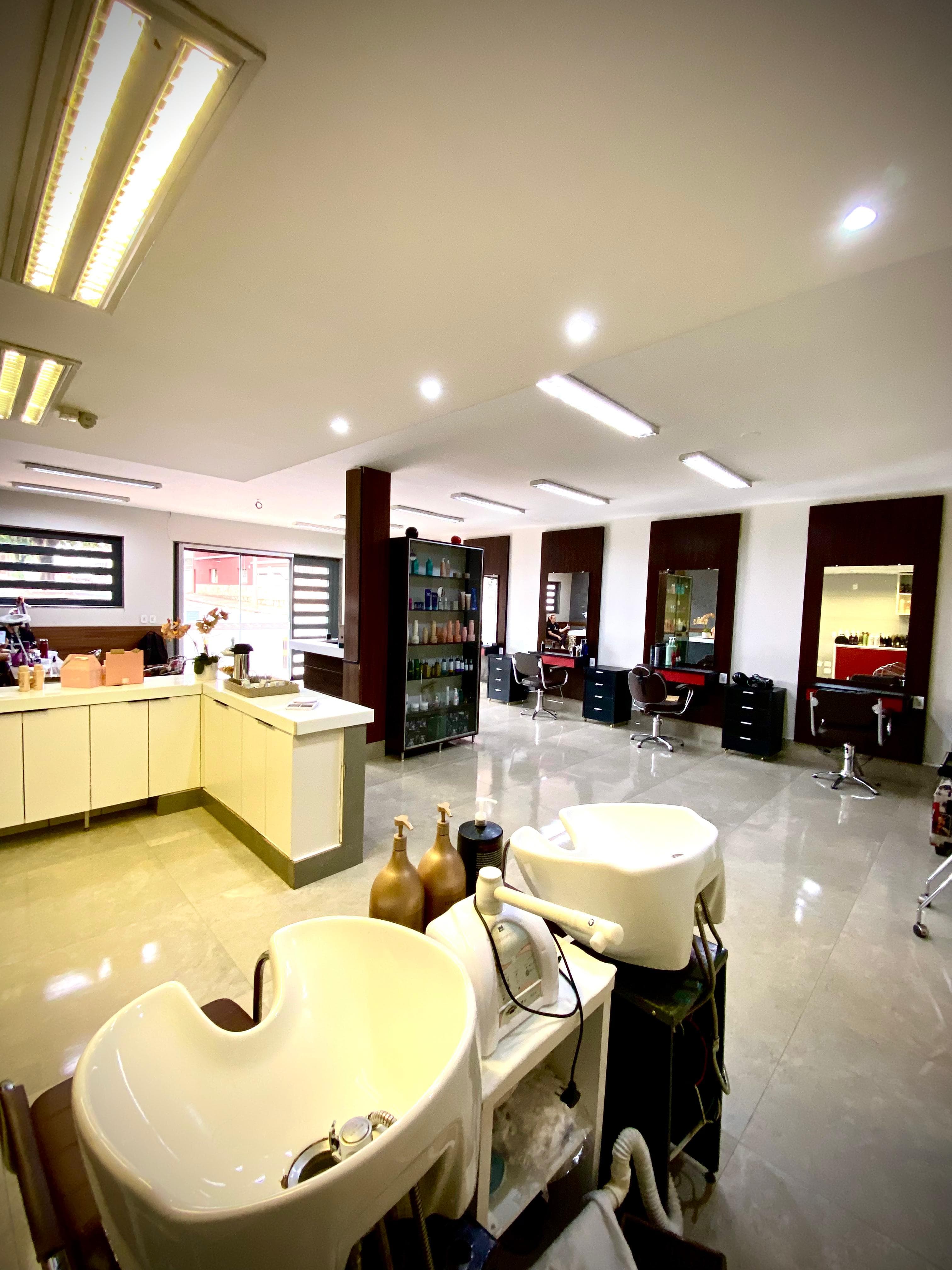 Interior do Le Glamour Studio Hair — ambiente premium com estações de trabalho